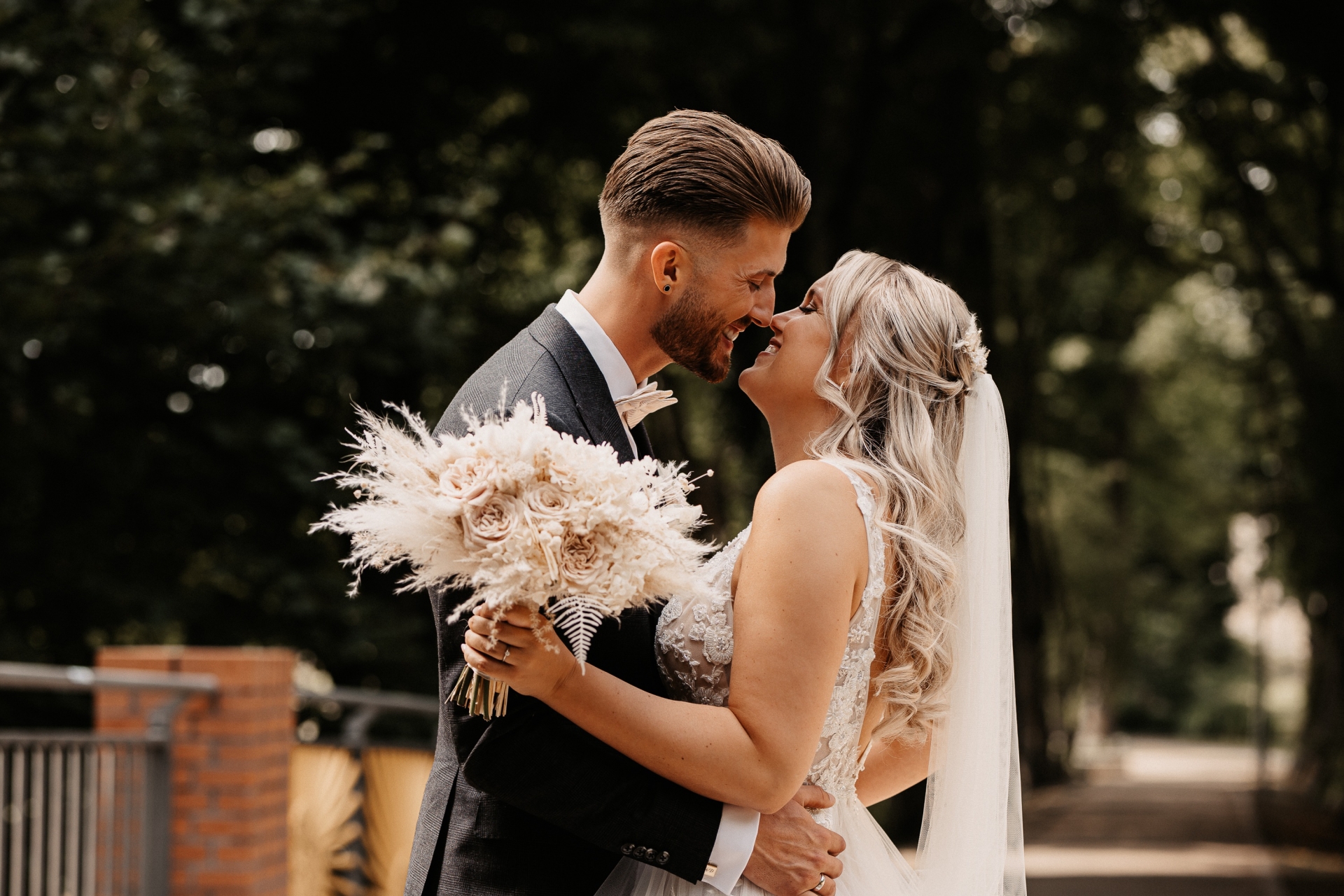 Brautpaar bei standesamtlicher Trauung im Standesamt Wuppertal, umarmend und lächelnd, mit Brautstrauß in der Hand – Hochzeitsfotograf Wuppertal.